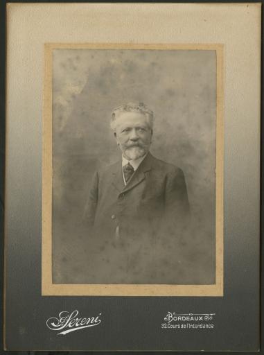 Louis Logé (1844-1923), notaire à Luçon. Portrait dédicacé au verso : "Souvenir affectueux, Luçon le 20 juillet 1907".